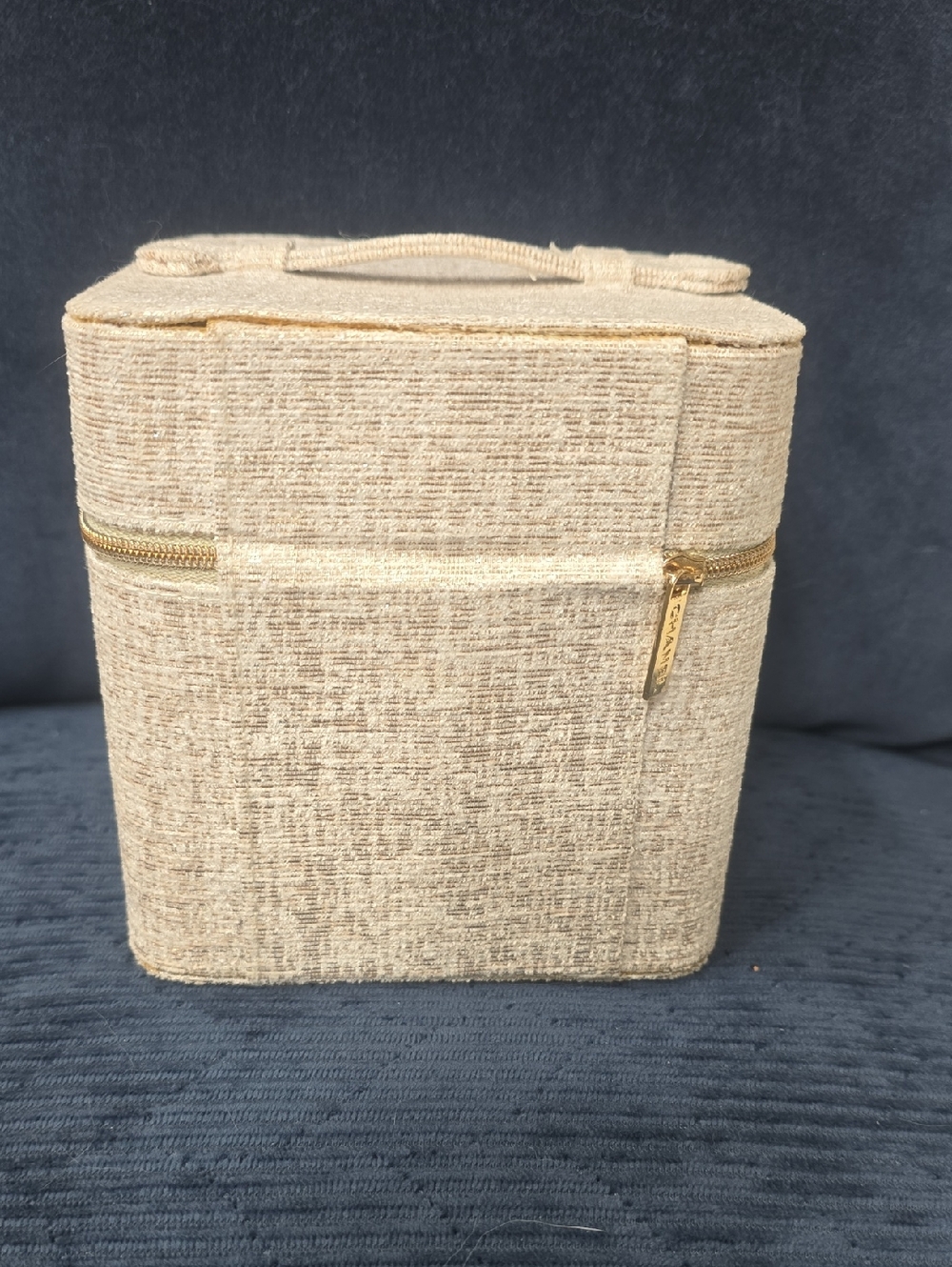 CHANEL beige textured makeup case with gold logo - Picture 2 of 7